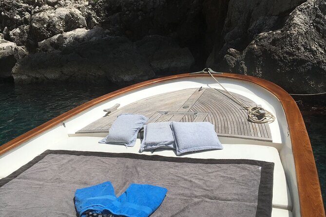 Private boat tour around Capri with Classy Gozzo - FAQs