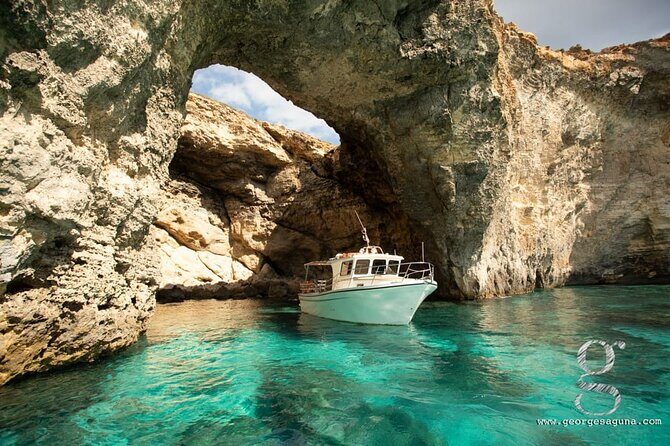 Private Boat Tour Experience with Snorkeling Blue Lagoon and Comino - Key Points
