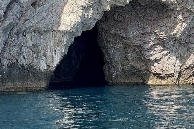 Private boat tour Giardini Naxos Taormina with platter and wine - FAQ