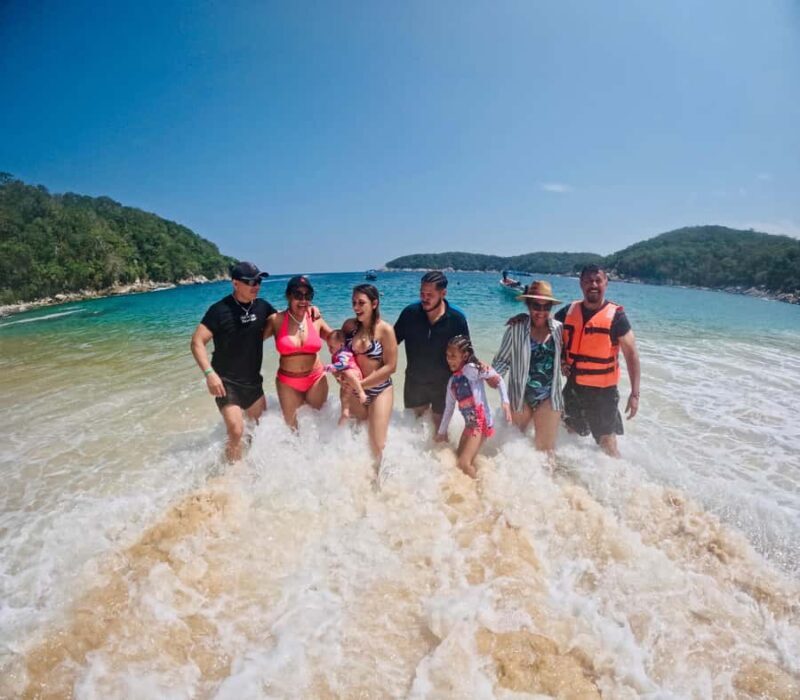 Private boat tour of the Huatulco Bays - Key Points