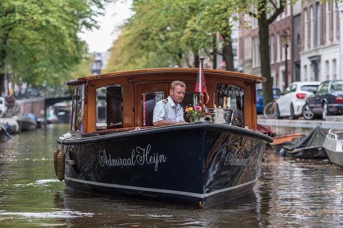 Private boat tour on a electric saloon boat - A Closer Look at the Experience