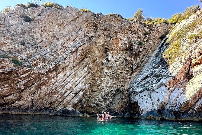 Private boat tour skippered by a local expert - fully customizable - Starting Point and Convenience