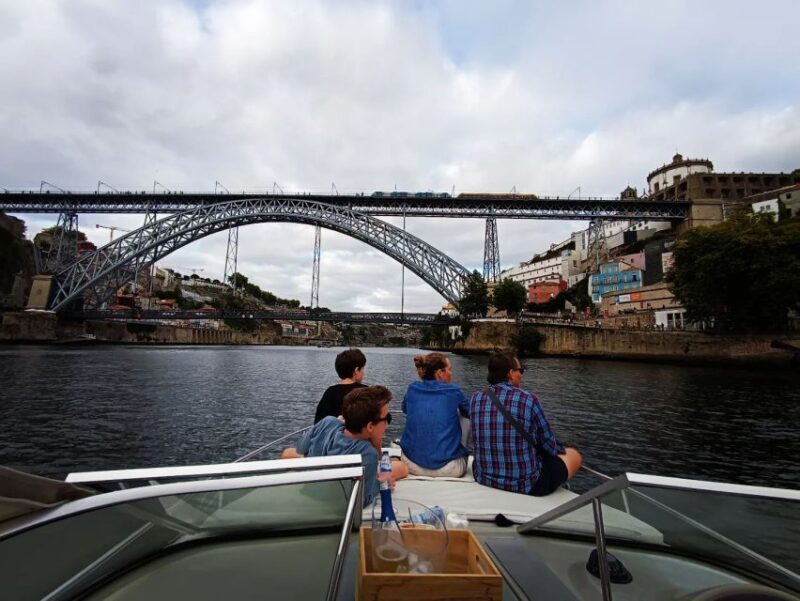 Private Boat Tour to Ponte D. Luís 1h, group price up to 6px - FAQs