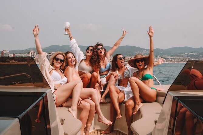 Private Charter in Catamaran Alexa by Barcelona 12 pax 2/4/8 HS - Comfort and Amenities