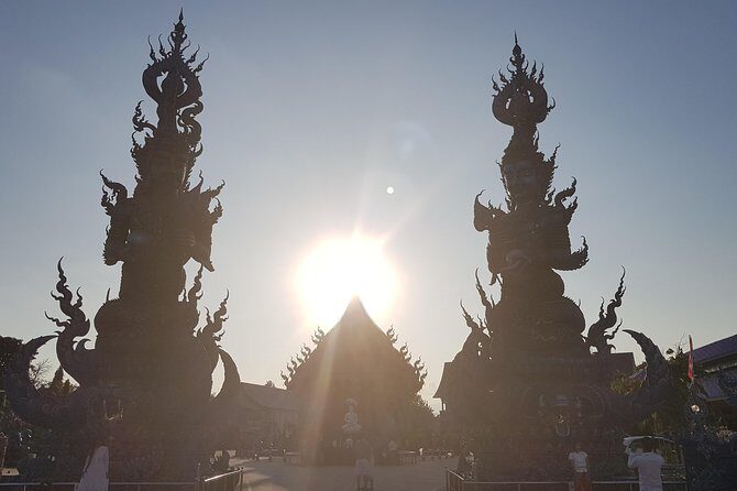 Private Chiang Rai White and Blue Temple with Black House - Who Will Love This Tour?