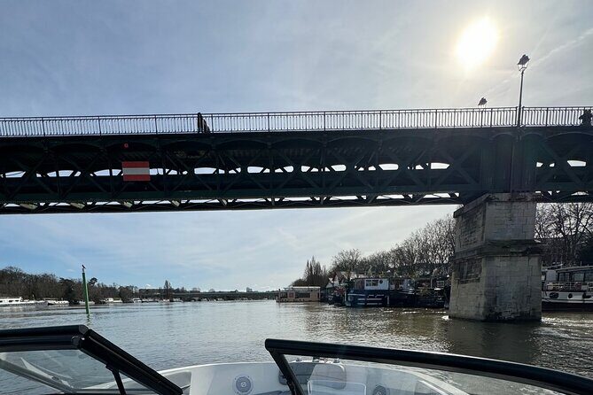 Private cruise on the Seine with Happy Cruise in Paris - An In-Depth Look at the Experience