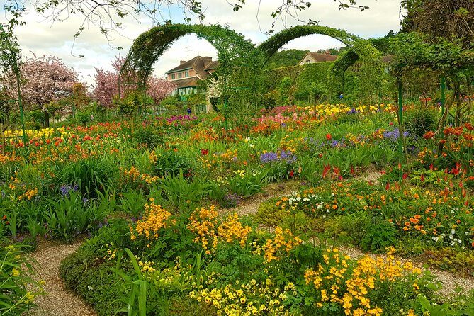 Private day tour to Giverny Gardens and Rouen from Paris - FAQ