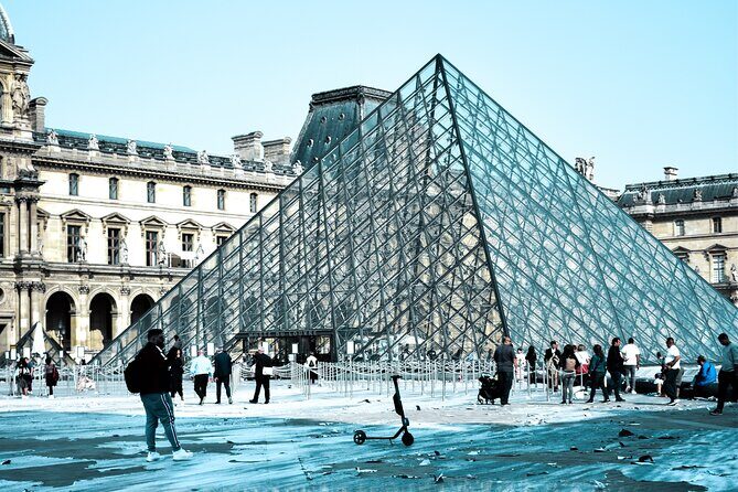 Private day trip: Le Havre to Paris and back, local driver - The Driver and the Experience