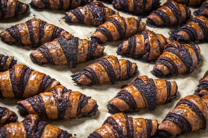 Private Family Tour: Chocolate, Pizza and City Fun - Iconic Photo Opportunities and Food Court Visits