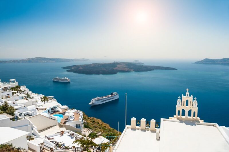 Private Famous Sights Tour with Local Guide in Santorini - Exploring Oia: The Quintessential Santorini Village