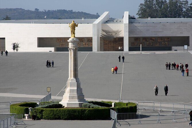Private Full-Day Tour of Fátima Nazaré Óbidos and Batalha - Discovering the Highlights: An In-Depth Look at the Tour