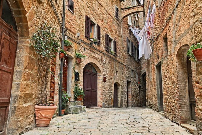 PRIVATE Full-Day Tour of San Gimignano and Volterra - An In-Depth Look at the Tour Experience