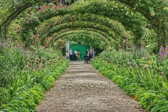 Private Giverny Half-day Trip from Paris by Mercedes Lunch option - A Deep Dive into the Experience