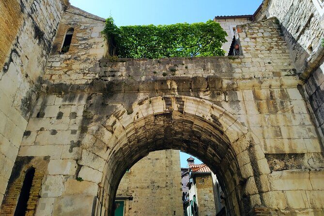 Private History tour - small group - The Old Town Squares and Hidden Corners