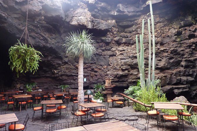 Private Luxury Full Day Timanfaya Tour, Jameos del Agua and Cueva de los Verdes - Cueva de los Verdes: A Journey into the Volcanic Underground