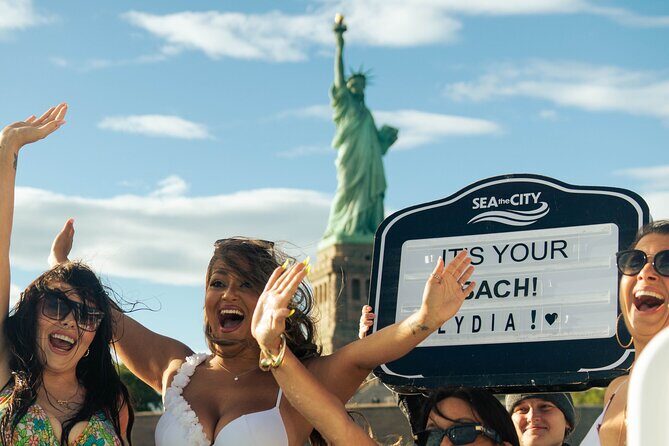 Private Luxury Hot Tub Boat Around NYC and Statue Up to 20 ppl - How the Experience Plays Out