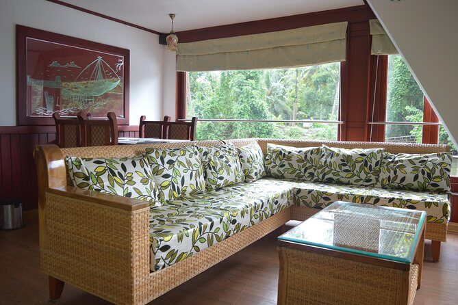 Private luxury Houseboat trip at Alleppy Backwaters. - Key Points
