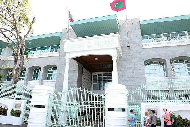 Private Male City Walking Tour with optional Vilimale tour - FAQ