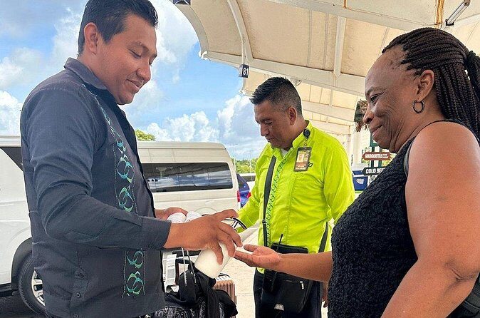 Private Minivan Departures from Hotels to Cancun Airport - Who Should Consider This Service?