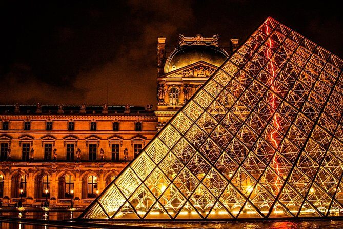 Private night tour at the Louvre - Stop 2: Pyramide du Louvre