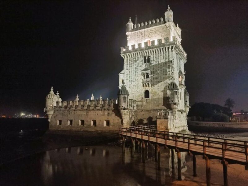 Private night tour, authentic Fado show & Portuguese dinner - Key Points