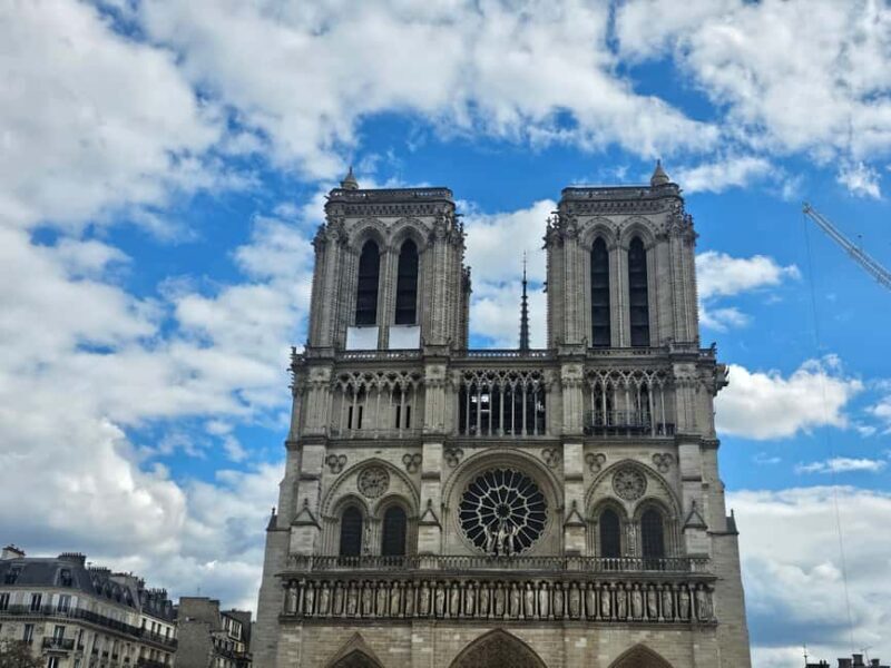 Private Notre Dame outdoor Tour with Crypt. - Key Points