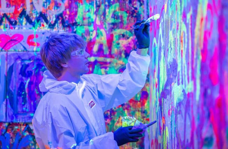 Private Paint Therapy Experience in NY (Neon Light) - Discovering the Neon Glow of Shot Of Art