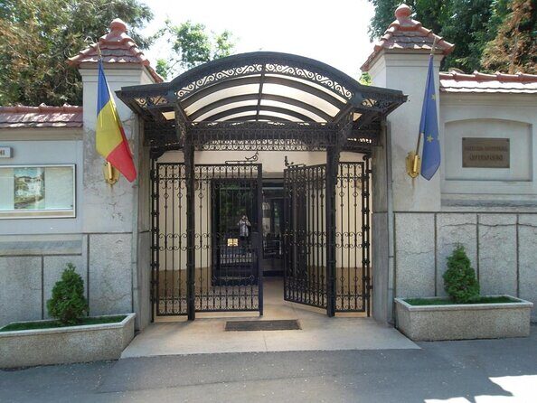 Private: RedPatrol Bucharest Contrasts Tour in a Vintage Car - The Experience: What to Expect from the Bucharest Contrasts Tour