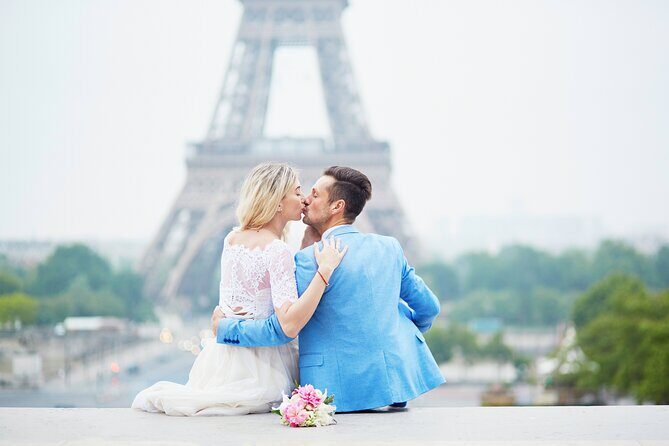 Private Romantic Photoshoot in Paris with Bouquet of Flowers - Key Points