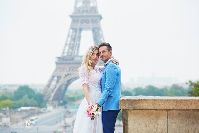 Private Romantic Photoshoot in Paris with Bouquet of Flowers - Who Will Love This Tour?