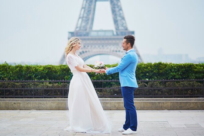 Private Romantic Photoshoot in Paris with Bouquet of Flowers - The Sum Up