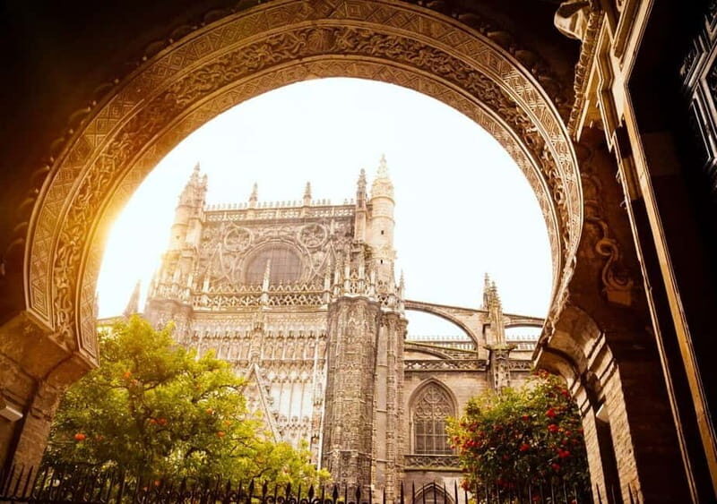 Private Seville: exclusive tour of Santa Cruz and the historic center - Practical details and tips