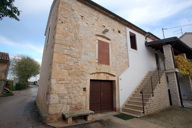 Private Sparkling Wine Tasting in Istria - The Vineyard and Cellar Experience