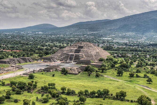 Private Teotihuacán Pyramids and Xochimilco Day Tour - Key Points