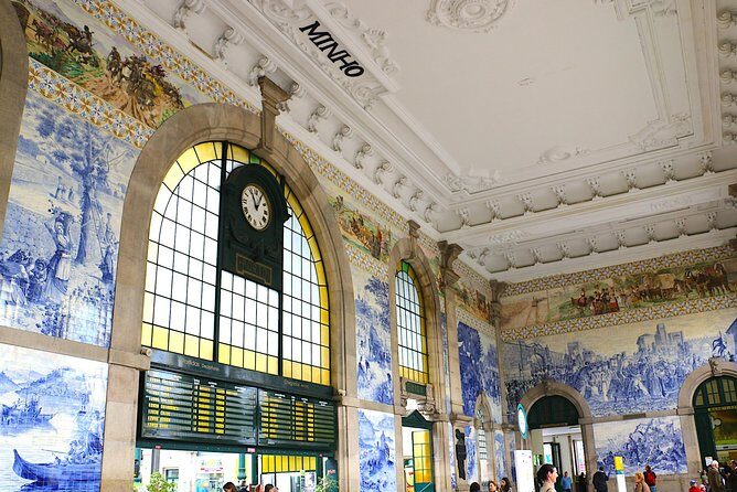 Private tour 2 days from 1 to 8 people to Porto - Aveiro- Nazaré- Óbidos - FAQs