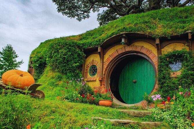Private Tour: Hobbiton Movie Set, Rotorua Mud Pool & Treewalk - The Sum Up
