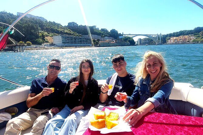 Private Tour in Douro, with tasting,on a Yacht for up to 5 People - Key Points