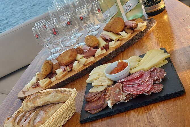 Private Tour in Douro, with tasting,on a Yacht for up to 5 People - A Closer Look at the Experience