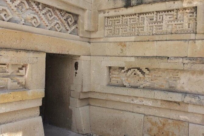 Private tour Mitla, Weavers town, Mezcal and Boil the water - Starting Point: Tule Tree – The Widest Tree in the World