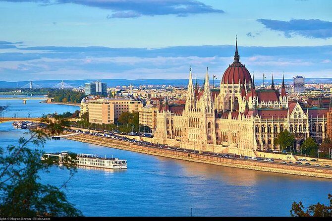 Private tour of Budapest with transfer from Vienna, Local Guide - Transportation and Logistics