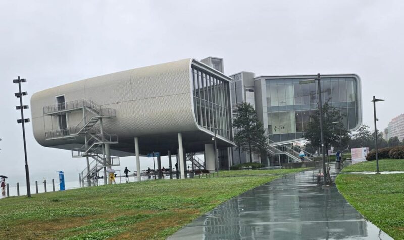 Private tour of Santander with interior of the cathedral and Centro Botín - A Deep Dive into the Santander Private Tour