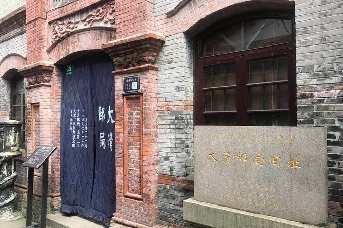 Private Tour of Shanghai City Highlights and Zhujiajiao Ancient Town with Pickup - Exploring Zhujiajiao Ancient Town