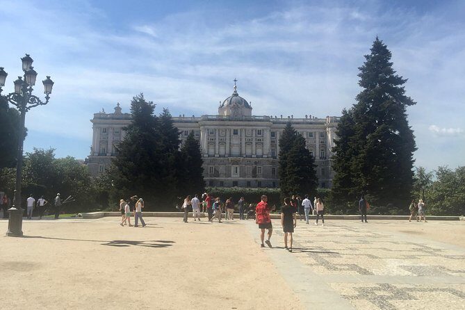Private tour of the royal palace, private guide, fast entrance and pick up at the hotel. - Final Words
