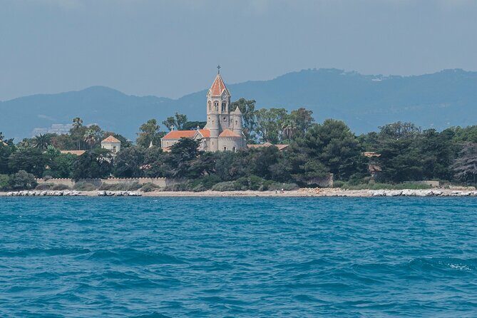 Private tour on a sailboat with apéritif at sunset on Antibes - Cost and Value