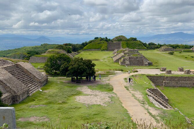 Private tour to Monte Alban and alebrijes and black mud and textiles - Discovering Traditional Textiles in Santo Tomás Jalieza