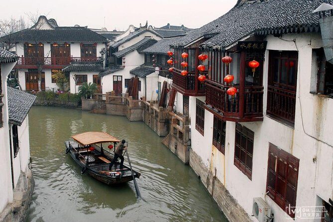 Private Tour:Zhujiajiao Water Town, Shanghai Tower & Maglev Train - Ascending the Shanghai Tower