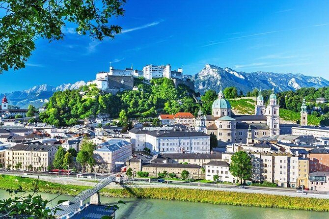 Private transfer from Vienna to Salzburg with 3h Sightseeing stop in Hallstatt - An Unhurried Journey with a Scenic Twist