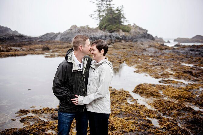 Private Vacation Photography Session with Local Photographer in Tofino - The Experience Provider: Flytographer