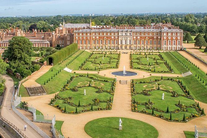 Private Vehicle To Hampton Court Palace From London With Admission Tickets - The Sum Up