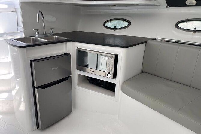 Private Yacht Cancun 42ft up to 8 people - FAQ